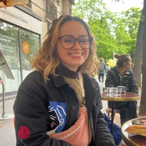 Psychologue qui fait du baby-sitting pour un nouveau projet