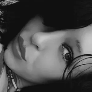 Femme adaptable en cuisine et ménage.