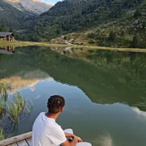 Jeune lycéen donnant des cours particuliers
