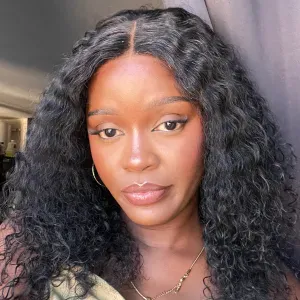 Femme de ménage souriante et responsable à Nantes.