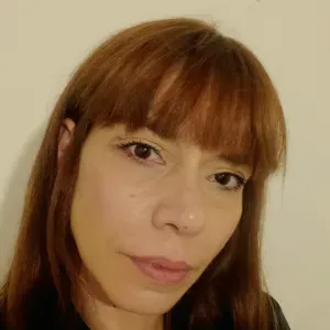 Empregada de limpeza responsável na sobreda 