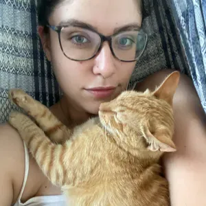 Proud mom of 5 orange cats pet sitting in Paris! 😸