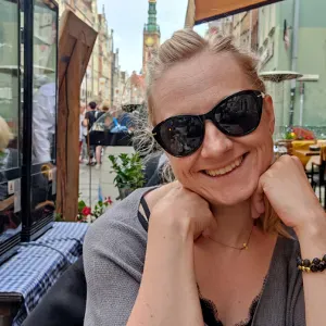 Empatyczna, pomocna zawsze uśmiechnięta opiekunka