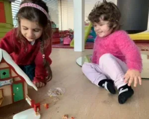 Femme de ménage et garde d'enfants (filles de 8 et 12 ans)