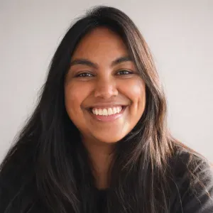 jeune fille expérimentée dans la garde d'enfant