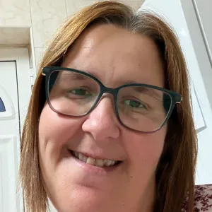 Empregada de limpeza responsável 