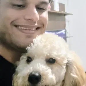 Cuidando a tu amigo peludo con mucho cariño y amor.