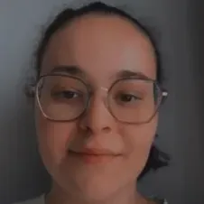 Baby-sitter rigolote et a l'écoute