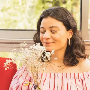 Femme de ménage au travail rapide et soigné 