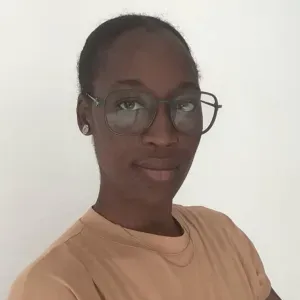 Empregada de limpeza responsável e detalhista.