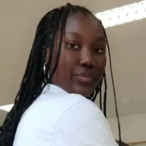 Baby-sitter expérimentée, disponible pour garde d'enfants 