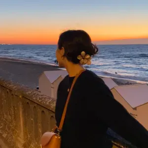 Baby-sitter responsable et pleine d'énergie