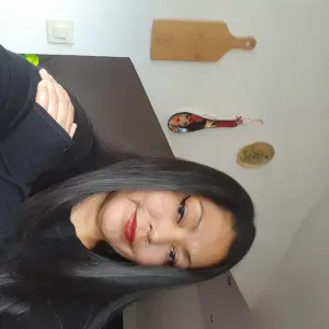 Femme de ménage expérimentée en matière de nettoyage.