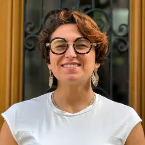 Une attachante pet-sitter dévouée