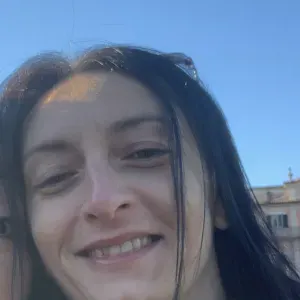 addetta pulizie o lavori domestici come lavare e stirare