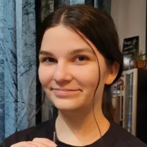 Étudiante souriante et patiente pour aider vos enfants