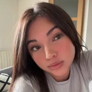 Femme de ménage Louise sous le pouce