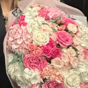 Busco niñera con titulación en cuidado infantil. 