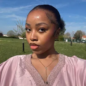 Femme de ménage jeune et responsable 