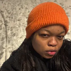 Femme à ménage à colombes dynamique 