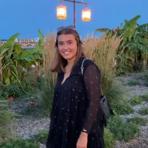 Étudiante de 22 ans avec expérience en garde d'enfants Paris