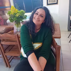 ​Cuidadora Disponível – Dedicação e Confiança 