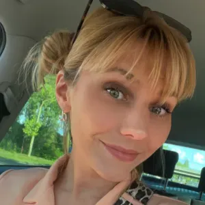 Infirmière proposant baby-sitting sur les jours de repos