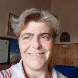 Addetta alle pulizie in appartamenti e negozi