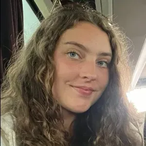 Je suis disponible en tant que baby-sitter