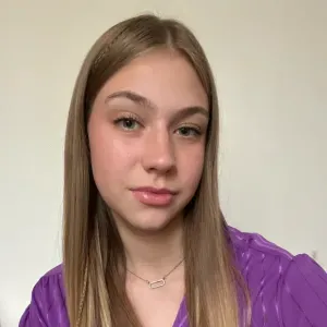 Étudiante qui s'occupe des animaux 