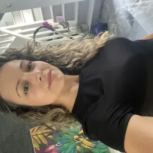 Femme de menage sur le sud du bassin