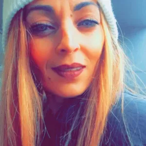 Femme de ménage ou plongeuse dans restaurant 