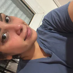 Femme de ménage en bord de mer 