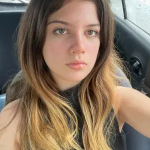 Jeune babysitter expérimentée et attentionnée