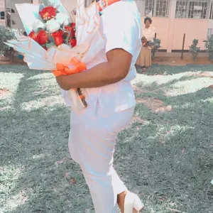 Apoio na alimentação ,higiene,medicação ,vestir, exercícios 