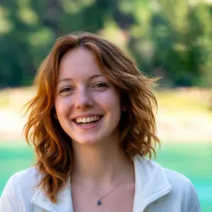 Femme sérieuse ménage et jardinage sur Toulon