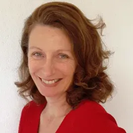 Garde enfants avec le sourire 