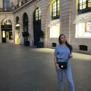 Baby sitter âgée de 18 ans disponible en semaine