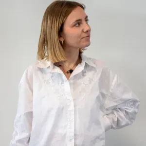 Etudiante souriante et motivée 