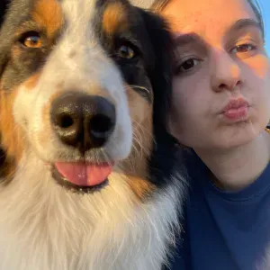 Étudiante pet sitter adorant les animaux 