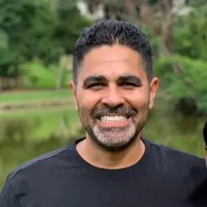 Auxiliar de Idosos e apoio em cuidados básicos.