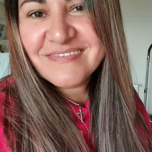 Necesito  trabajar de mañana y tarde.