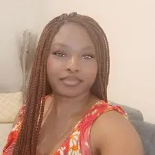 Baby-sitter, souriante 