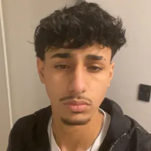 Jeune baby-sitter formé en petite enfance