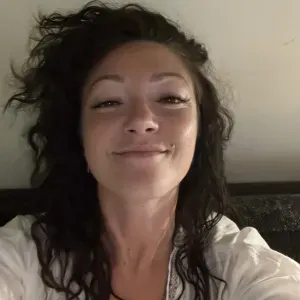 Femme de ménage sur la place Ansouis