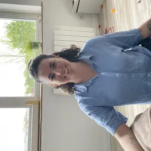 Une baby-sitter de confiance, toujours avec le sourire