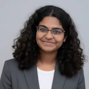 Caring Babysitter Available in Lyon – Evenings & Weekends!