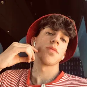 Baby-sitter disponible pour Juin