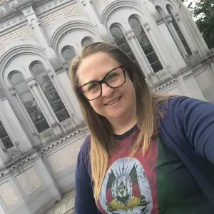 Formada em Pedagogia( BR)  auxiliar de ação educativa( PT).