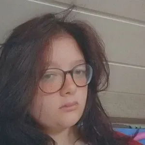 Jeune motive et aime les enfants